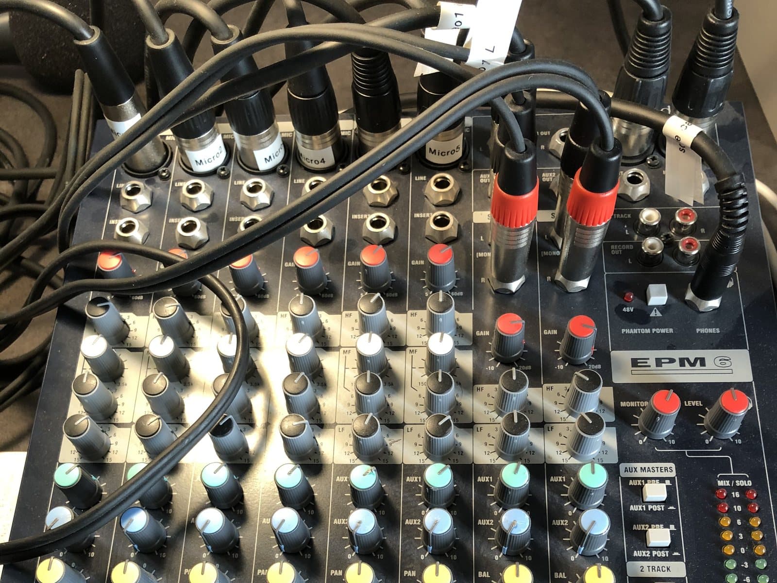 Table de mixage de la régie Storycast