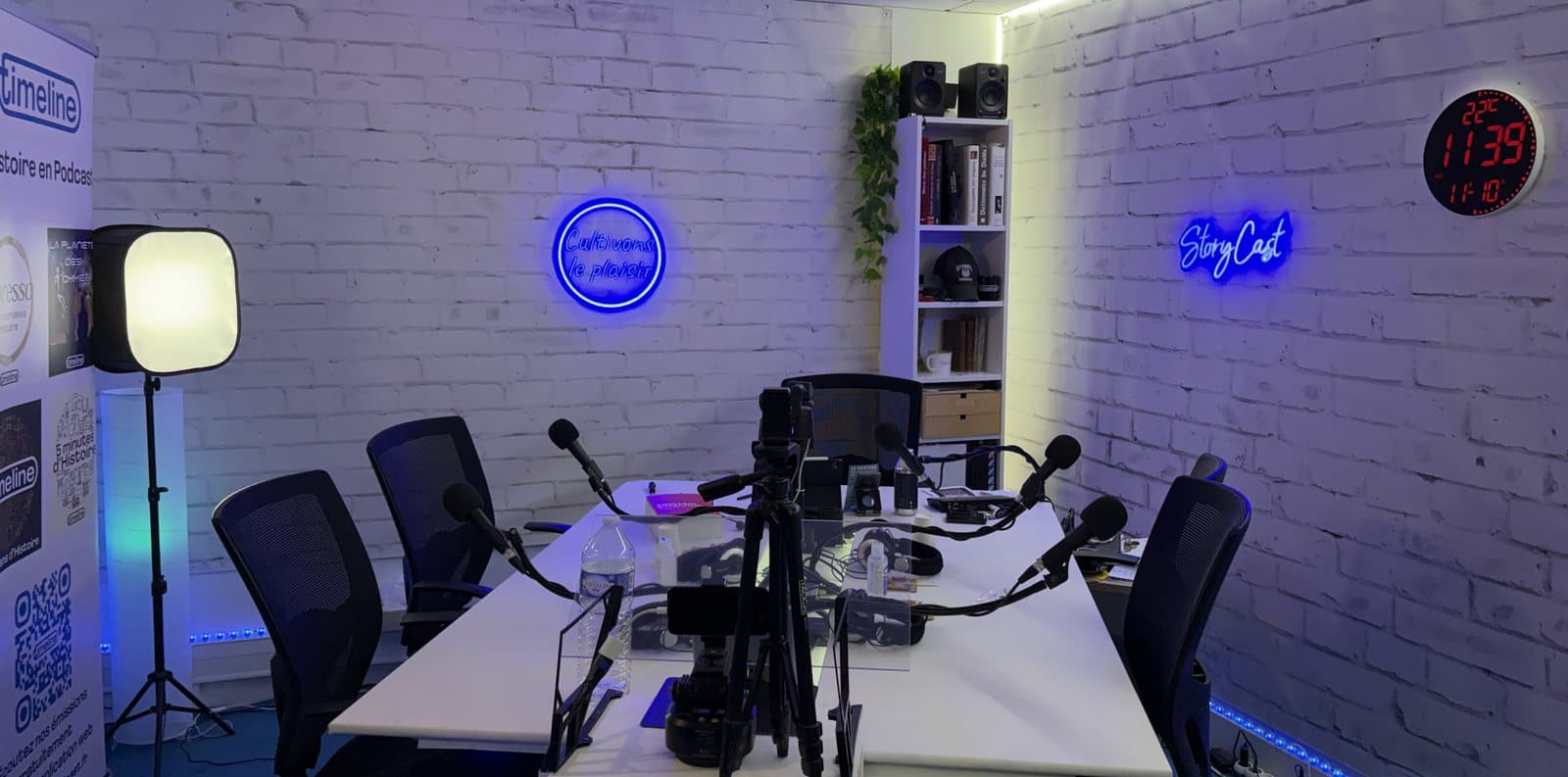 La cabine d'enregistrement du studio Storycast, à Paris