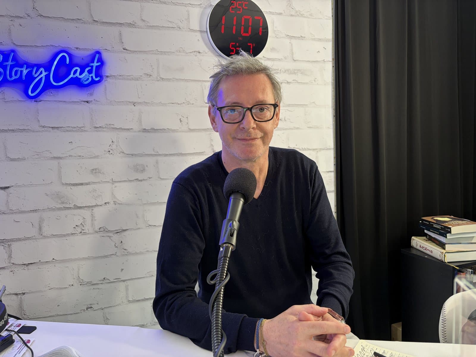 Sylvain, co-animateur, au micro dans le studio Storycast